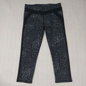 Fabletics Capri Leggings Size Medium Black Mid-Rise Spotted